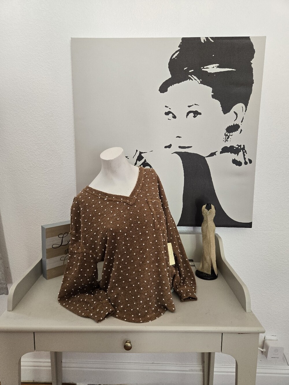 NWT Womens Flower & Feather Brown V-Neck Dot Knit Sweater Size Small